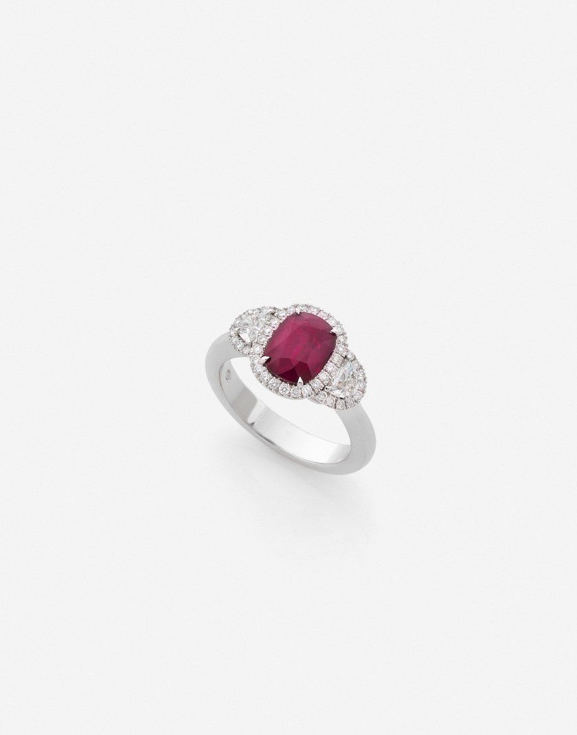 Bague Or, rubis 2.13 cts (GRS: Madagascar, non chauffé) et diamants A 2.13 ct ruby (GRS: Madagascar, no heat), diamond and gold ring