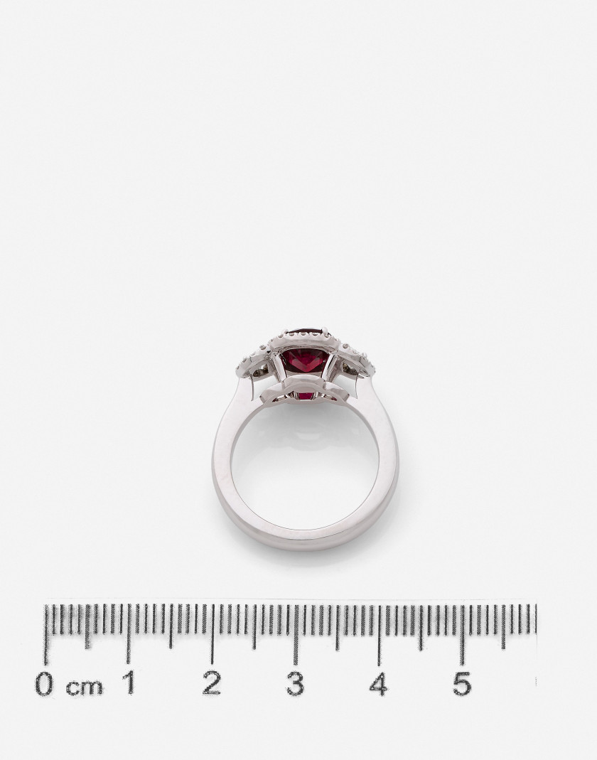 Bague Or, rubis 2.13 cts (GRS: Madagascar, non chauffé) et diamants A 2.13 ct ruby (GRS: Madagascar, no heat), diamond and gold ring