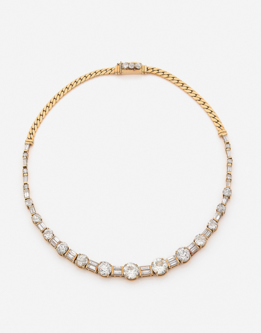 Collier  Or jaune et diamants A diamond and yellow gold necklace