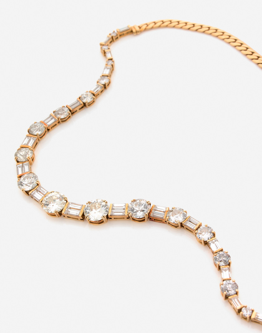 Collier  Or jaune et diamants A diamond and yellow gold necklace