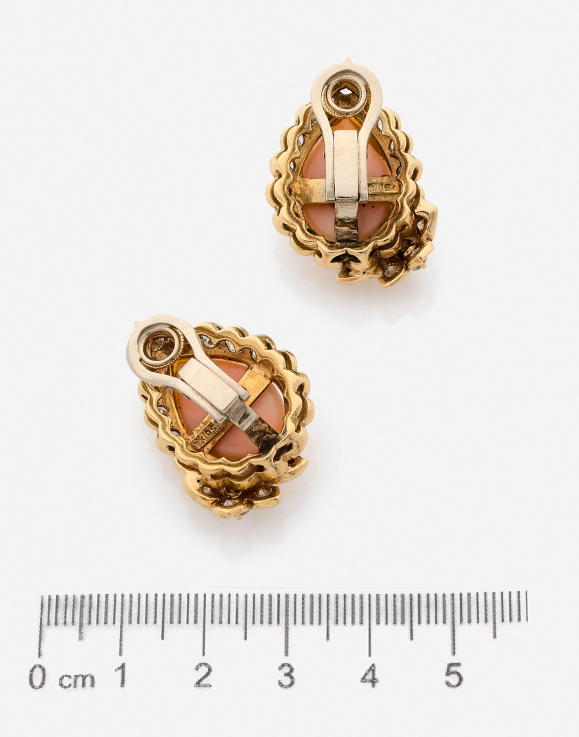 VACHERON CONSTANTIN Bague et Clips d'oreilles en or, corail peau d'ange et diamants An angel's skin coral, diamond and gold set (ri