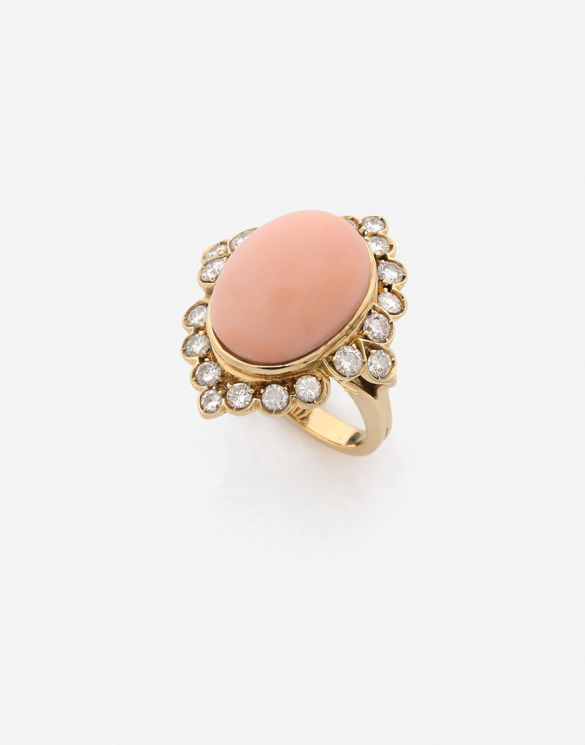 VACHERON CONSTANTIN Bague et Clips d'oreilles en or, corail peau d'ange et diamants An angel's skin coral, diamond and gold set (ri