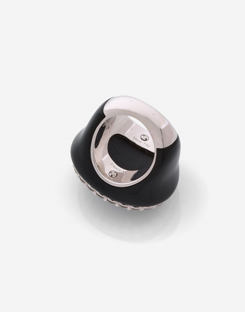 DIOR Bague de cocktail en or, opale noire, onyx et diamants, vers 2017 A black opal, diamond, onyx and gold ring, ca. 2017