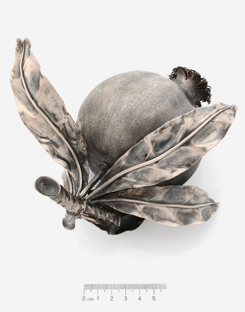 Federico BUCCELLATI   Décoration de table "Grenade" en argent  A silver pomegranate decoration piece