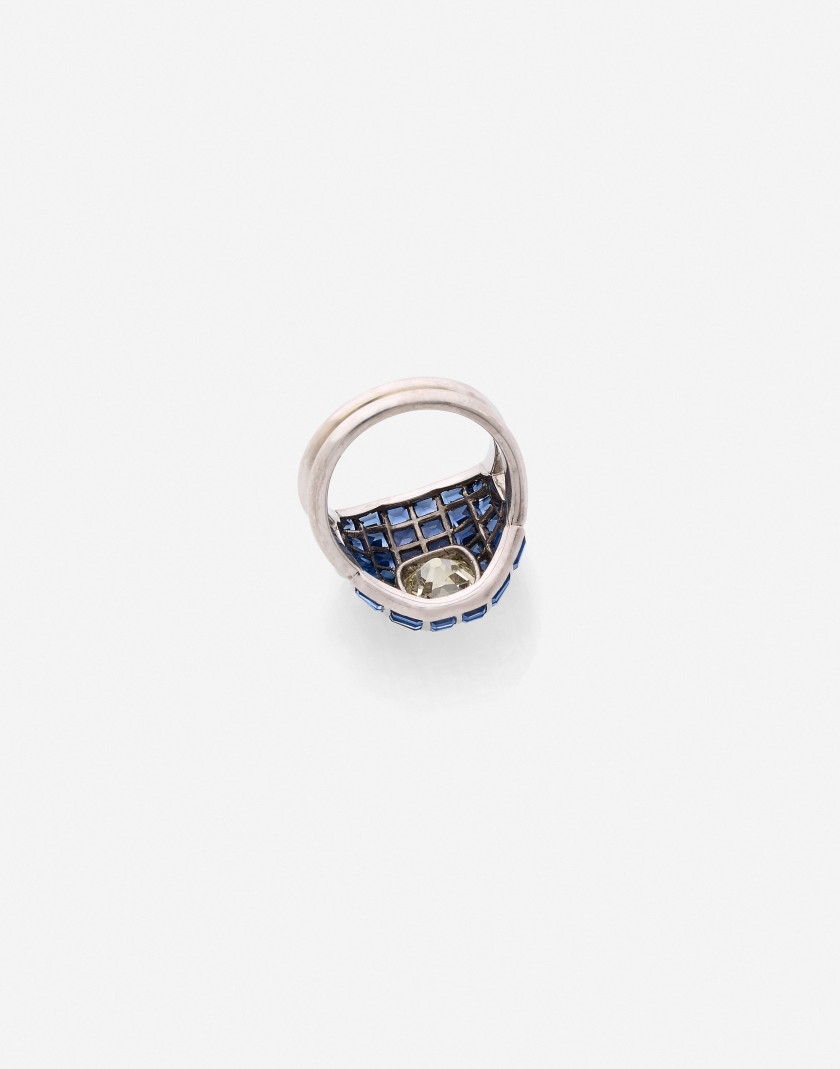 Bague Or, diamant et saphirs A diamond, sapphire and gold ring