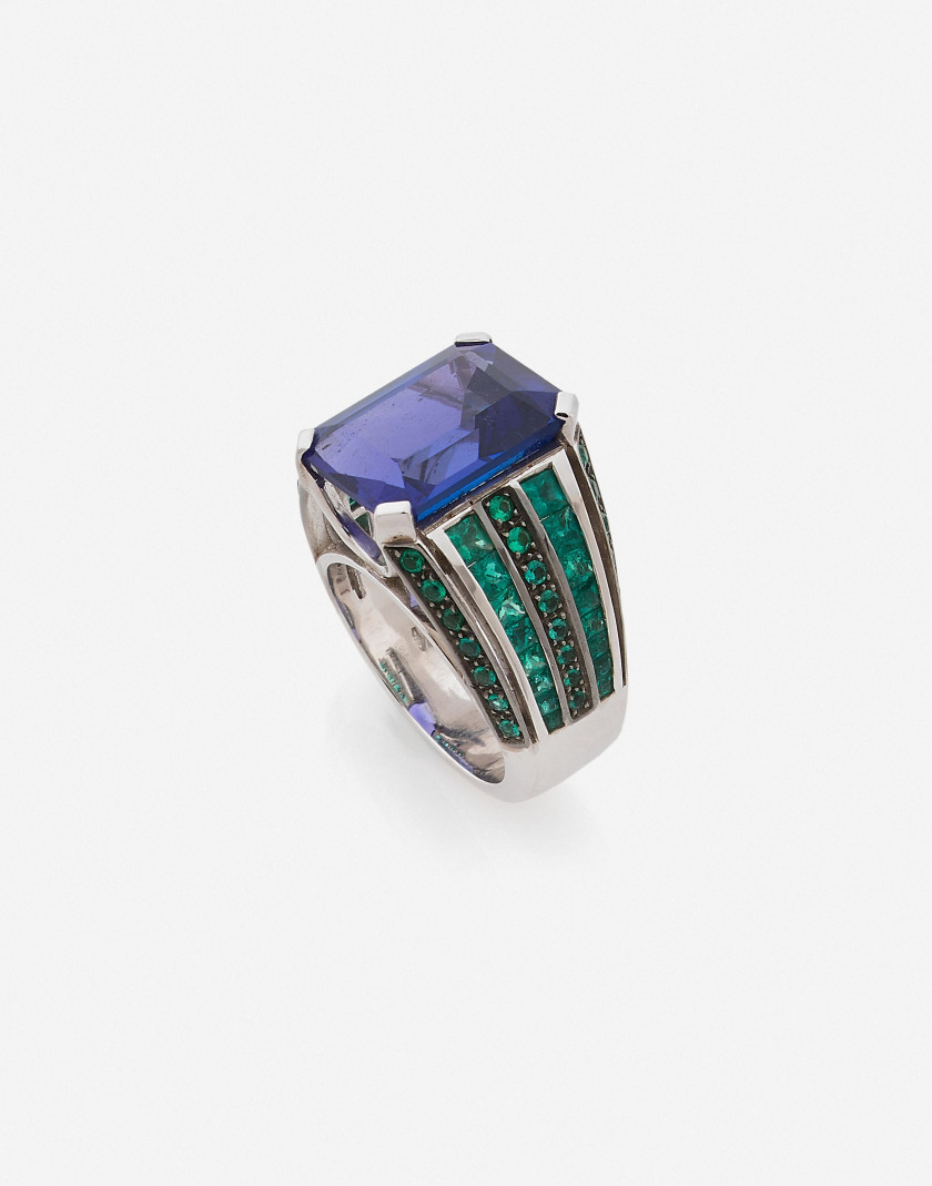 Bague  Or, emeraudes, tanzanite 11.05 cts (SGR: naturelle) A 11.05 ct tanzanite (SGR: natural), emerald and gold ring