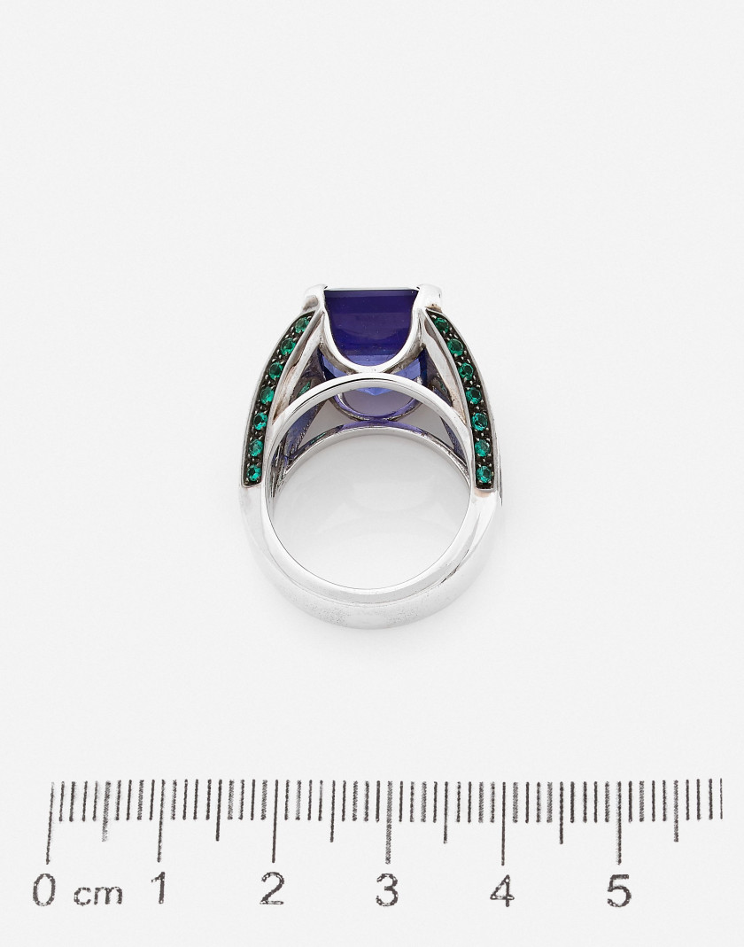 Bague  Or, emeraudes, tanzanite 11.05 cts (SGR: naturelle) A 11.05 ct tanzanite (SGR: natural), emerald and gold ring