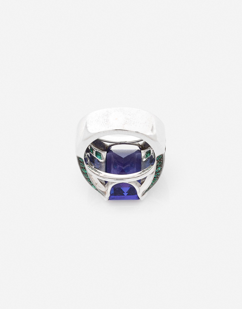 Bague  Or, emeraudes, tanzanite 11.05 cts (SGR: naturelle) A 11.05 ct tanzanite (SGR: natural), emerald and gold ring