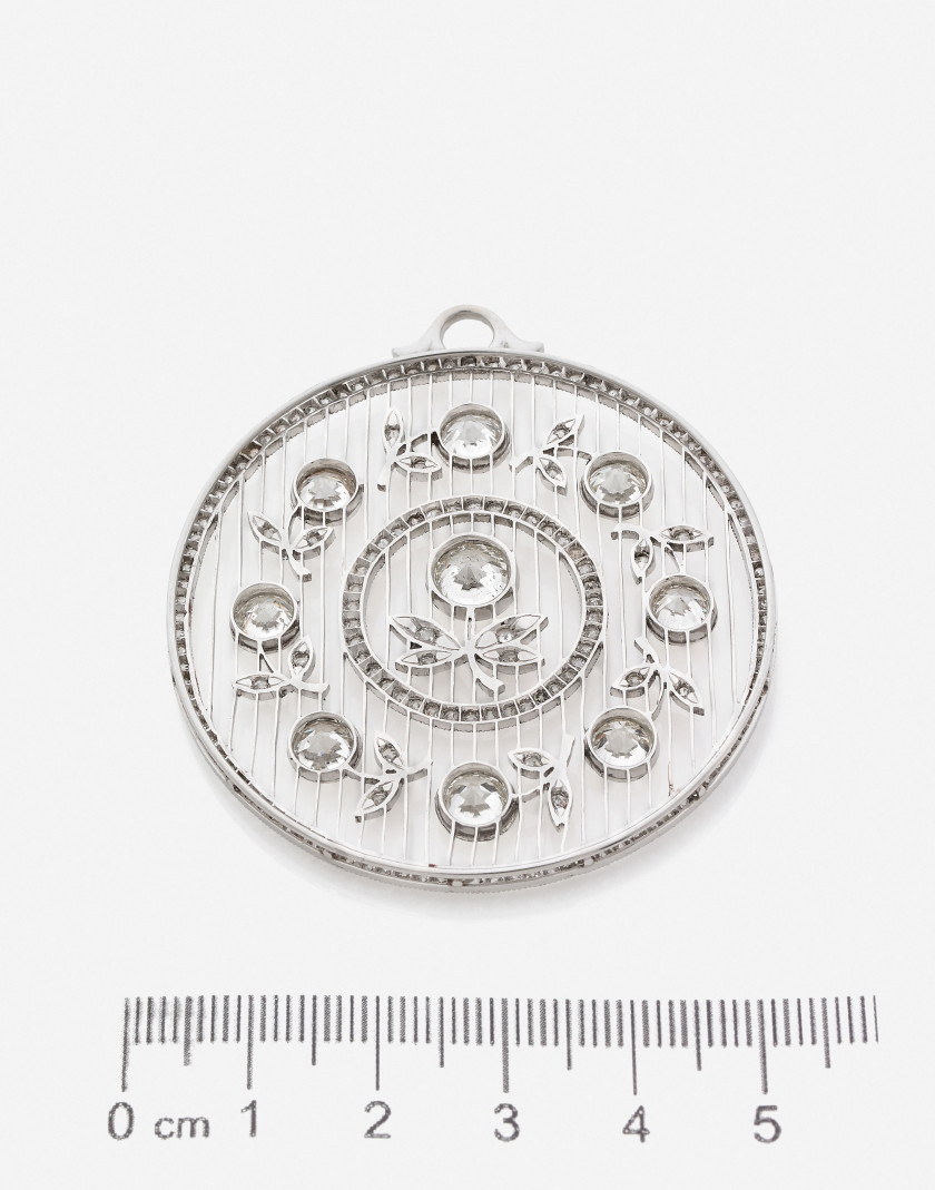 Pendentif en platine "fil de couteau" et diamants, vers 1910 A diamond and platinum pendant, circa 1910