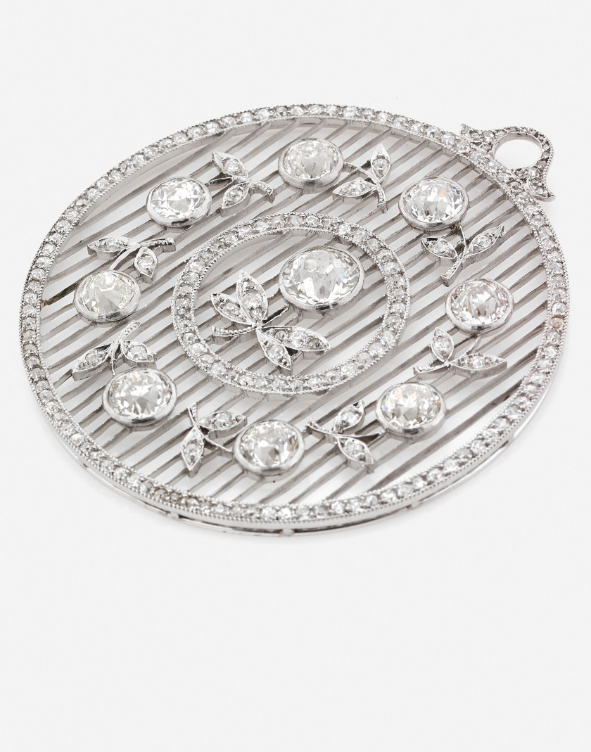 Pendentif en platine "fil de couteau" et diamants, vers 1910 A diamond and platinum pendant, circa 1910