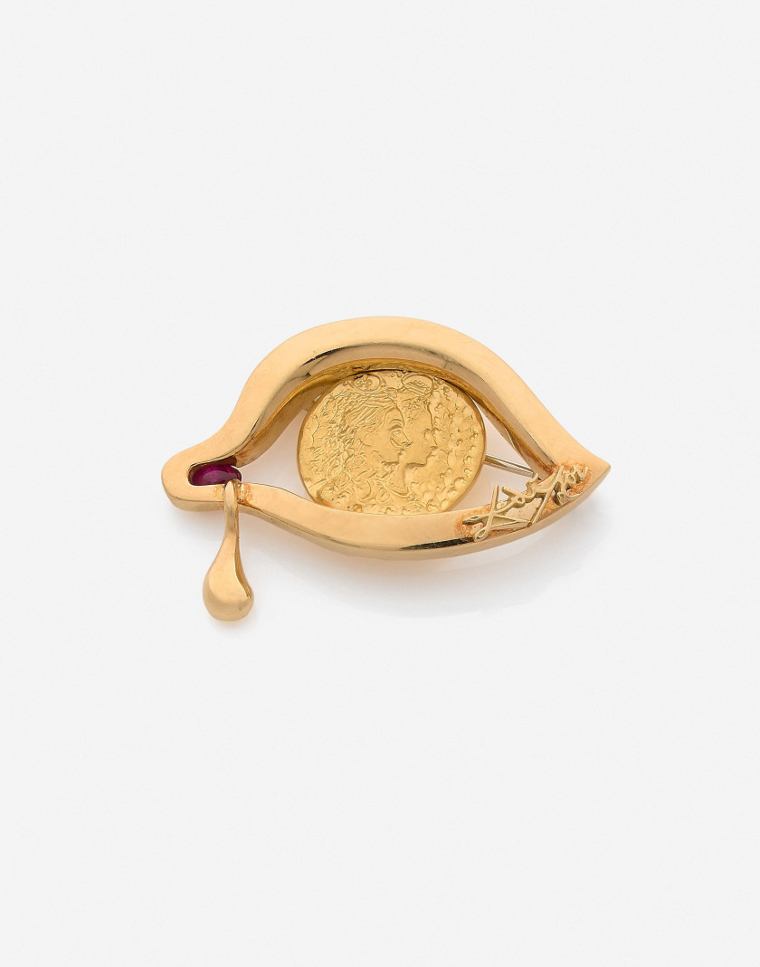 PIAGET pour DALI Broche en or sertie d'un Dali d'or en 22k, 1967 A 22k Dali d'or coin, ruby and gold brooch, 1967