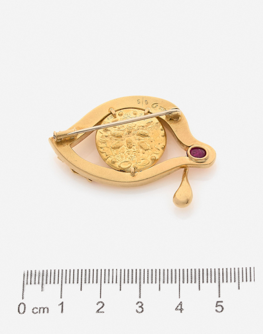 PIAGET pour DALI Broche en or sertie d'un Dali d'or en 22k, 1967 A 22k Dali d'or coin, ruby and gold brooch, 1967