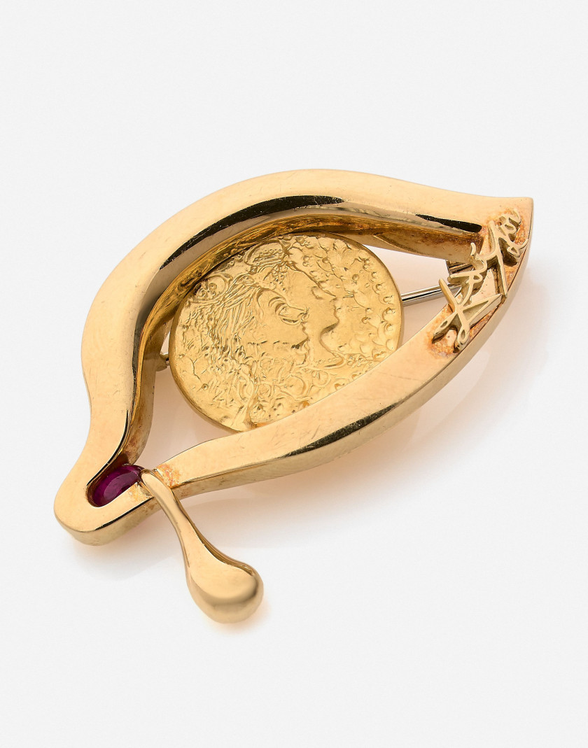 PIAGET pour DALI Broche en or sertie d'un Dali d'or en 22k, 1967 A 22k Dali d'or coin, ruby and gold brooch, 1967