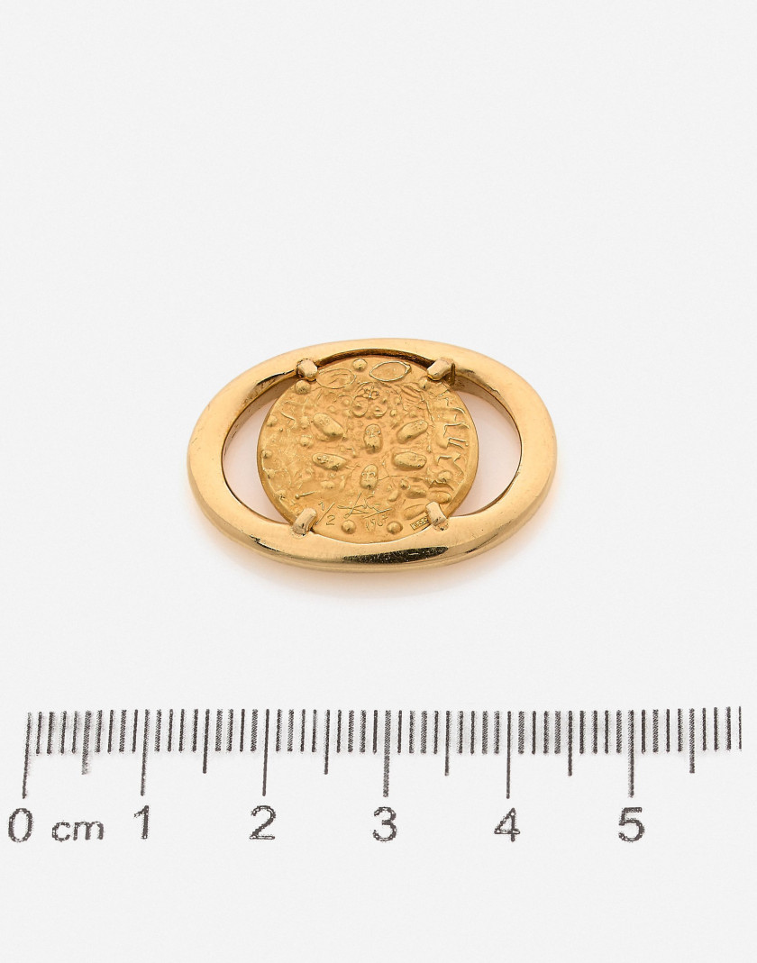 PIAGET pour DALI Elément en or serti d'un Dali d'or en 22k, 1967 A 22k Dali d'or coin and gold element, 1967