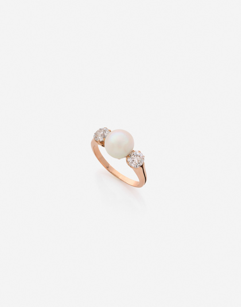 Bague en or, perle fine et diamants (GCS: perle fine eau de mer) A natural pearl, diamond and gold ring (GCS: natural saltwater pearl)