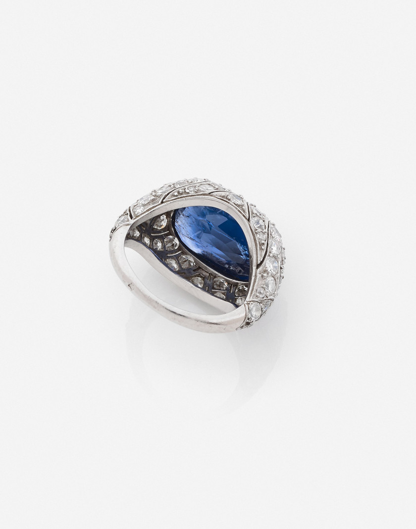 Bague Platine, saphir env. 8 cts (GEM Paris: Birman, non chauffé) diamants, v. 1910 An approx. 8 ct sapphire, diamond, and platinum r