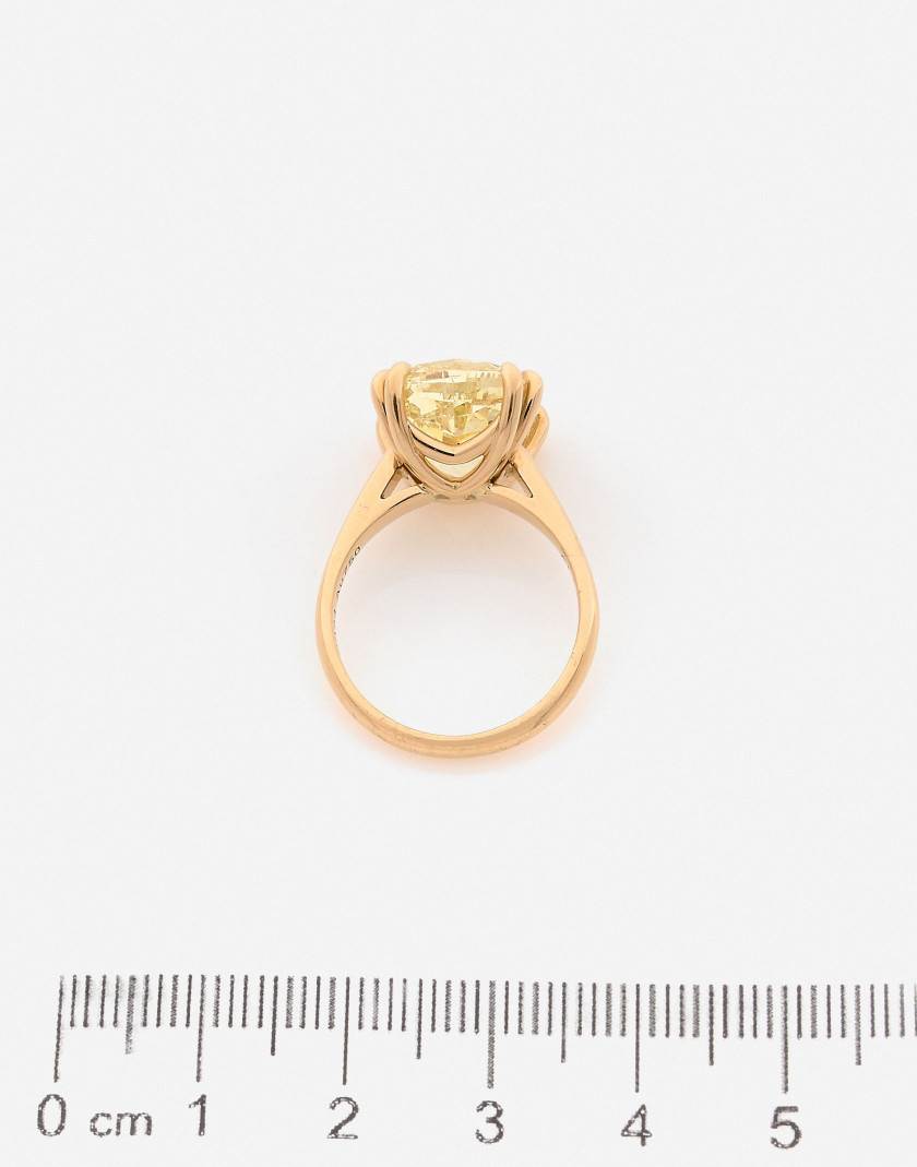 Bague  Or et diamant coussin fancy intense yellow de 8.02 cts (GIA: couleur naturelle, pureté VS2, fluorescence faible) A 8.02 ct fan
