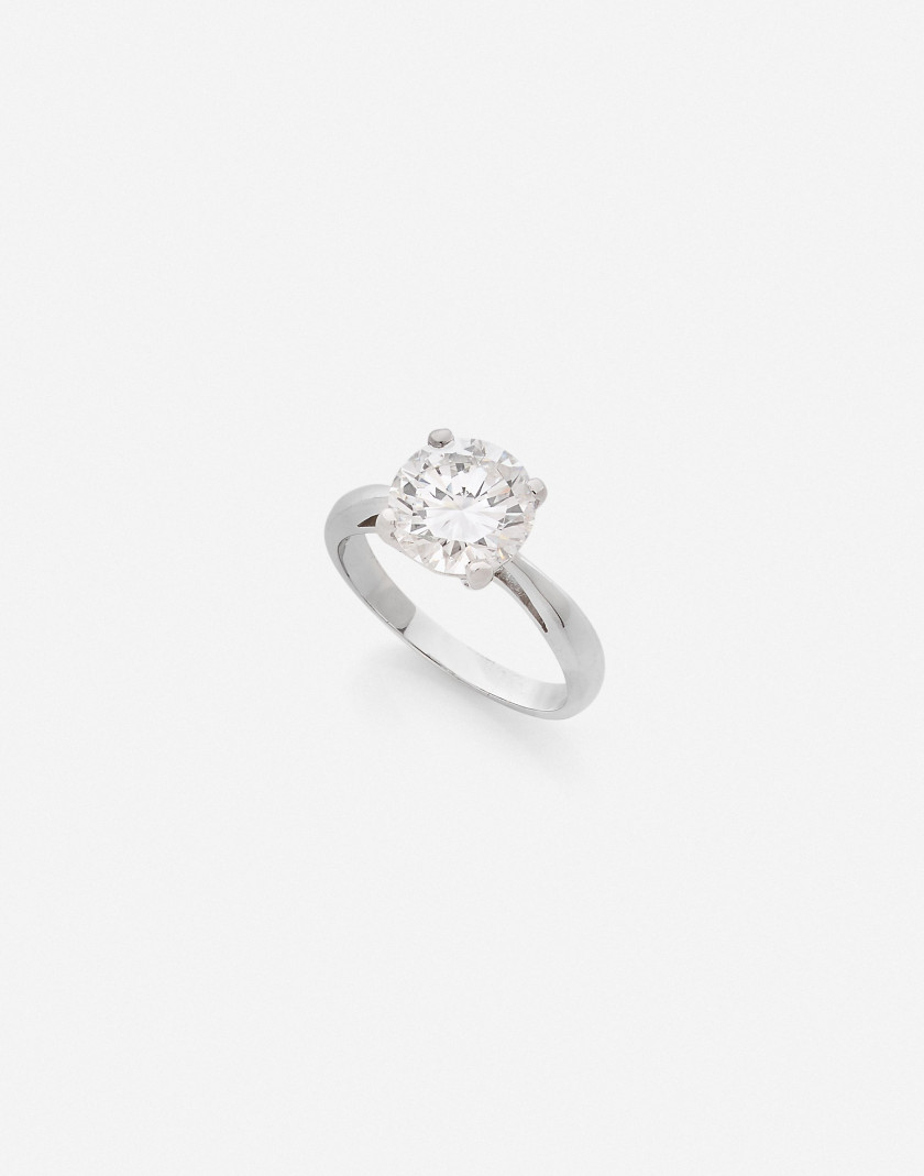 Bague solitaire Or et diamant de 2.68 cts (HRD: couleur F, pureté VS1, pas de fluorescence) A 2.68 ct diamond (HRD: F color XXXXX