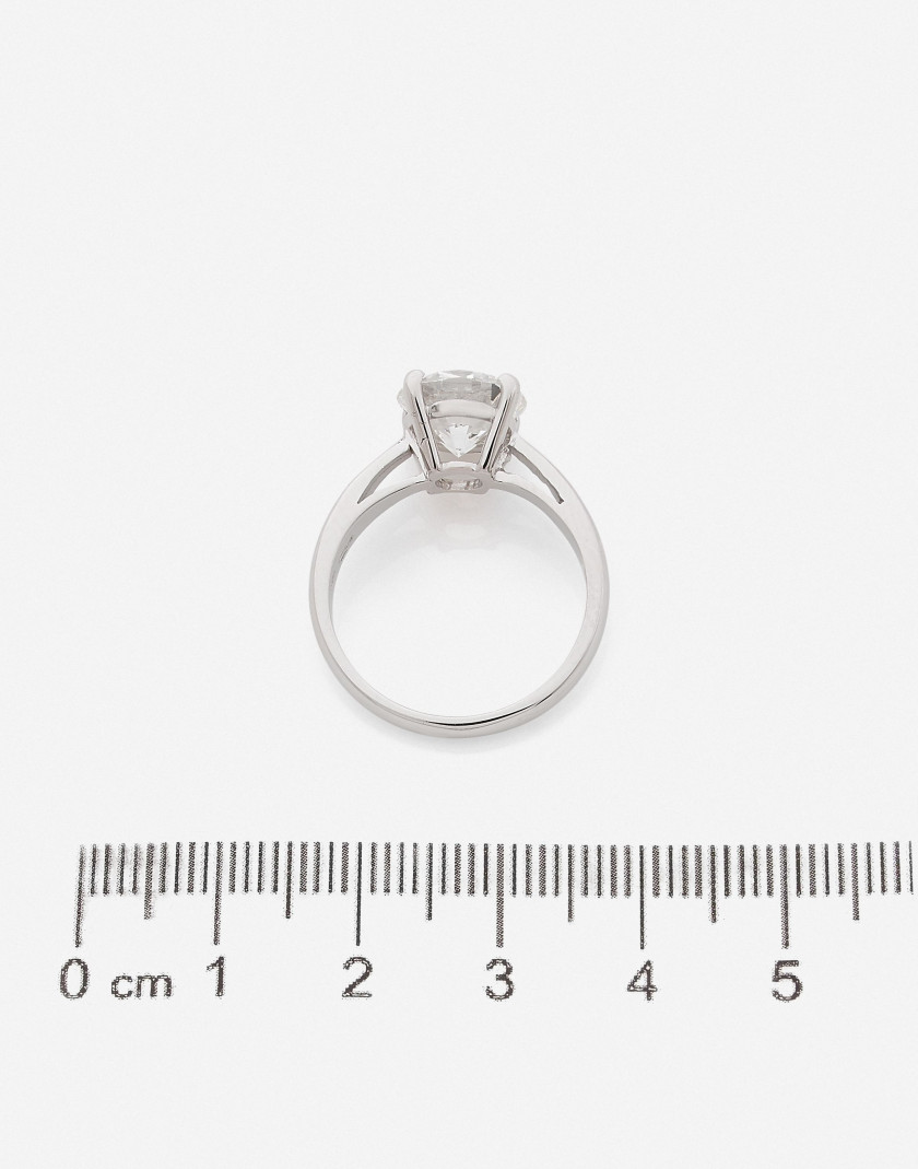 Bague solitaire Or et diamant de 2.68 cts (HRD: couleur F, pureté VS1, pas de fluorescence) A 2.68 ct diamond (HRD: F color XXXXX