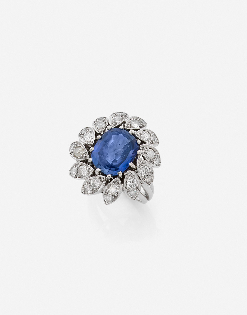 Bague marguerite  Or, diamants et saphir env. 4 cts (GEM Paris: Sri Lanka, non chauffé) An approx. 4 ct sapphire (GEM Paris: Ceylon