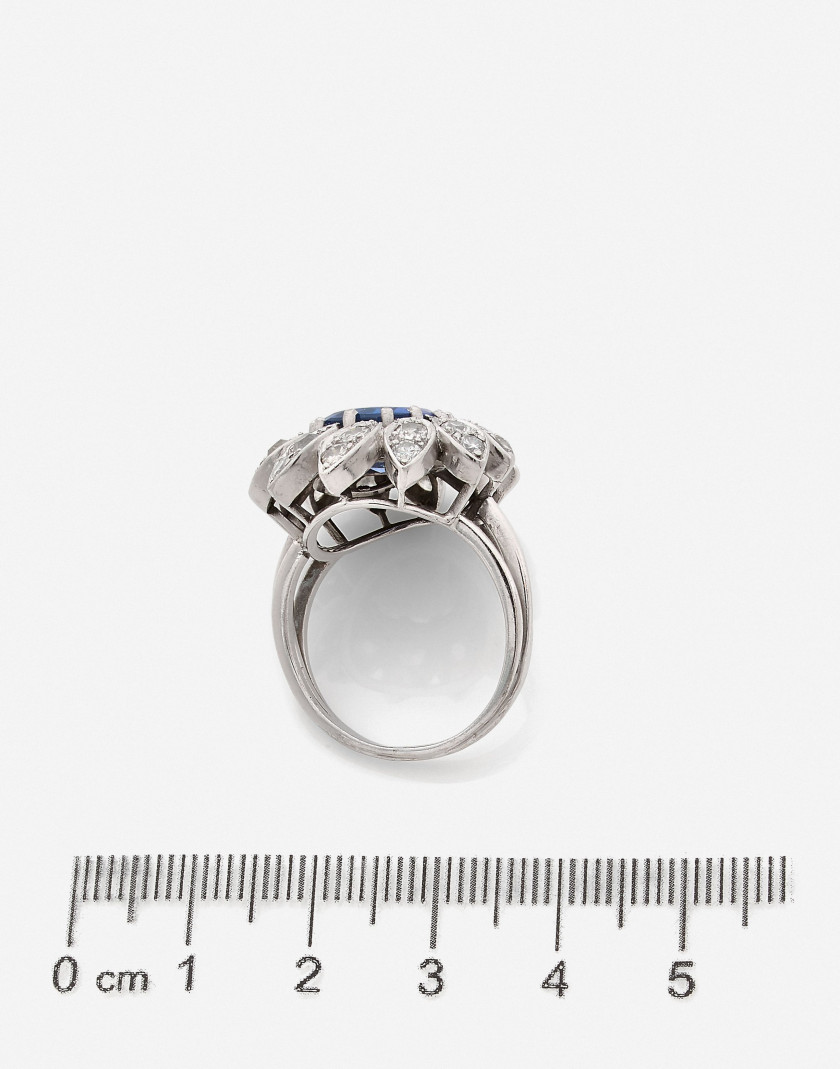 Bague marguerite  Or, diamants et saphir env. 4 cts (GEM Paris: Sri Lanka, non chauffé) An approx. 4 ct sapphire (GEM Paris: Ceylon