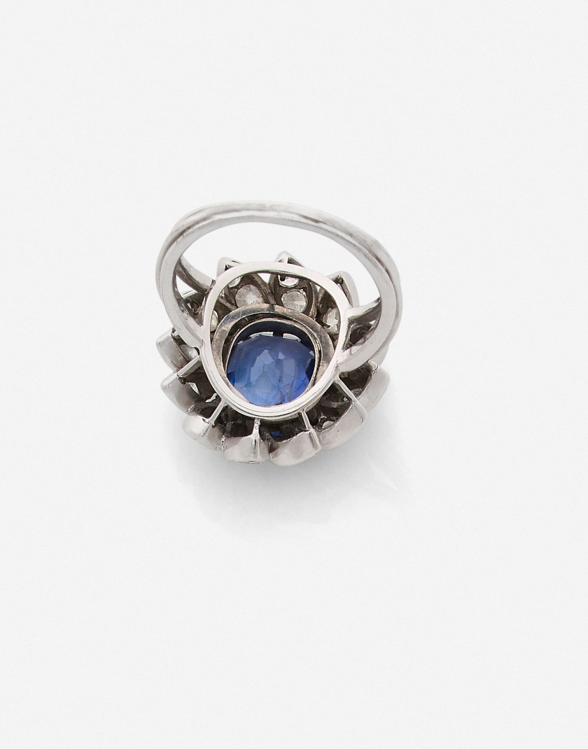 Bague marguerite  Or, diamants et saphir env. 4 cts (GEM Paris: Sri Lanka, non chauffé) An approx. 4 ct sapphire (GEM Paris: Ceylon