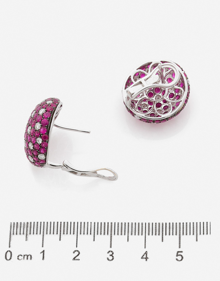 Paire de boutons d'oreilles Or, rubis et diamants  A pair of ruby, diamond and gold earrings