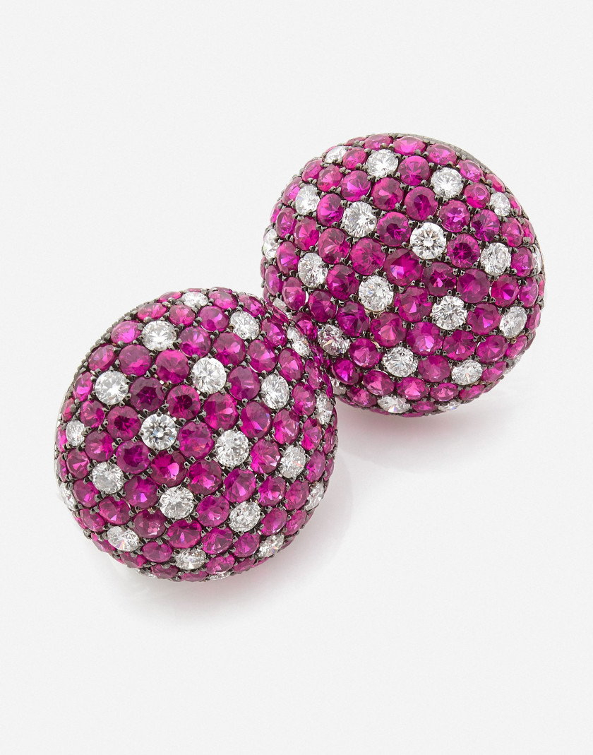 Paire de boutons d'oreilles Or, rubis et diamants  A pair of ruby, diamond and gold earrings