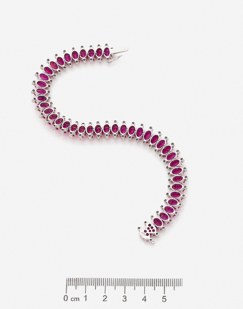 Bracelet souple Or, rubis et diamants A ruby, diamond and gold bracelet