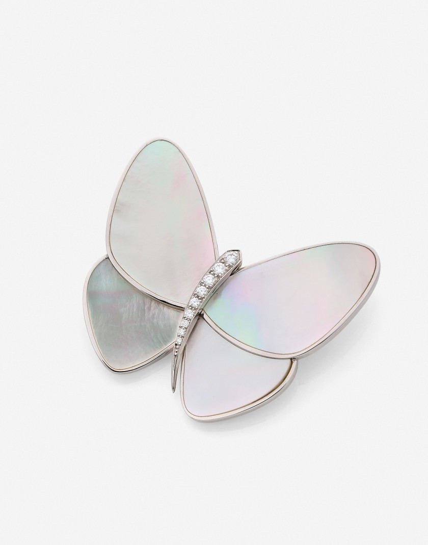 VAN CLEEF & ARPELS  Clip "Papillon" or et nacre, certificat  A mother-of-pearl, diamond and gold "Butterfly" clip, certificate