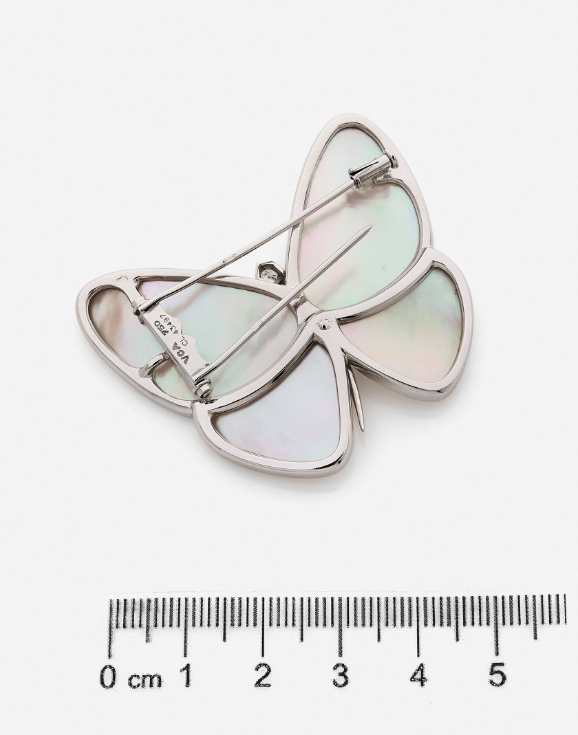 VAN CLEEF & ARPELS  Clip "Papillon" or et nacre, certificat  A mother-of-pearl, diamond and gold "Butterfly" clip, certificate