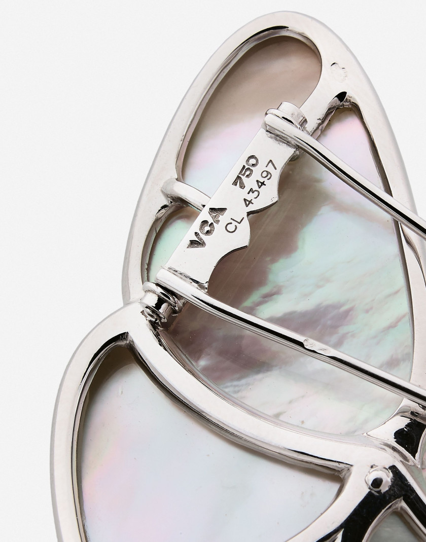 VAN CLEEF & ARPELS  Clip "Papillon" or et nacre, certificat  A mother-of-pearl, diamond and gold "Butterfly" clip, certificate