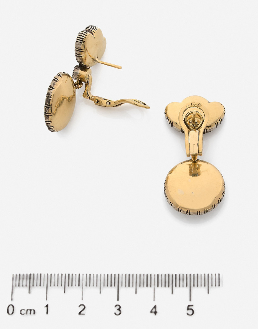 Pendants d'oreilles Or, argent et diamants A pair of diamond, silver and gold ear pendants