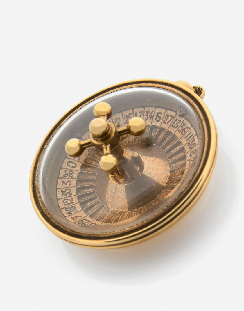 VAN CLEEF & ARPELS Pendentif "Roulette de casino" en or  A casino roulette gold pendant