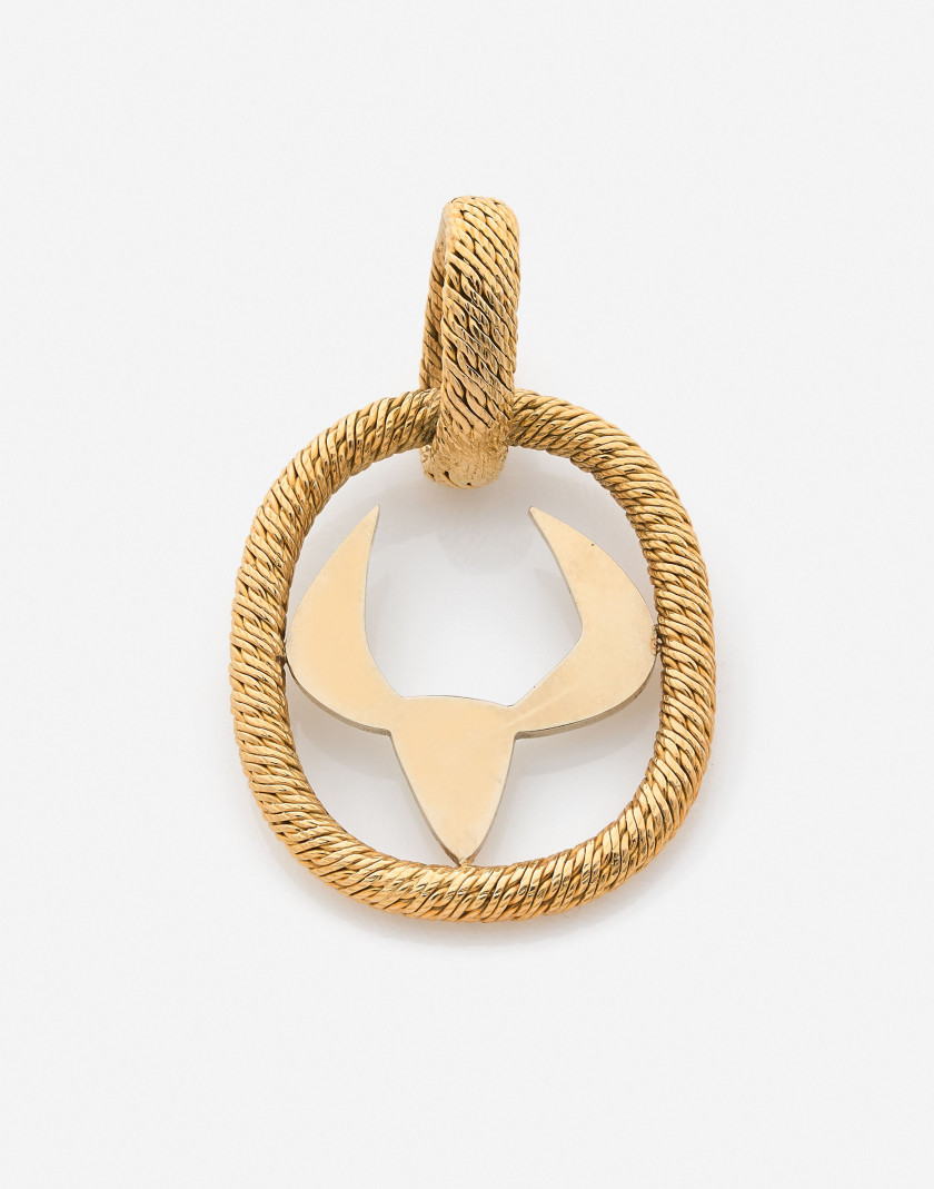 Georges LENFANT pour PATEK PHILIPPE Pendentif zodiacal "Taureau" en or, vers 1975 A gold "taurus" sign pendant, circa 1975