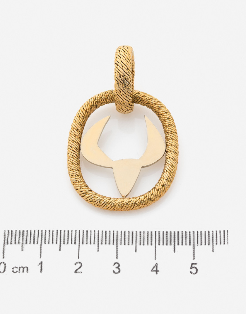 Georges LENFANT pour PATEK PHILIPPE Pendentif zodiacal "Taureau" en or, vers 1975 A gold "taurus" sign pendant, circa 1975