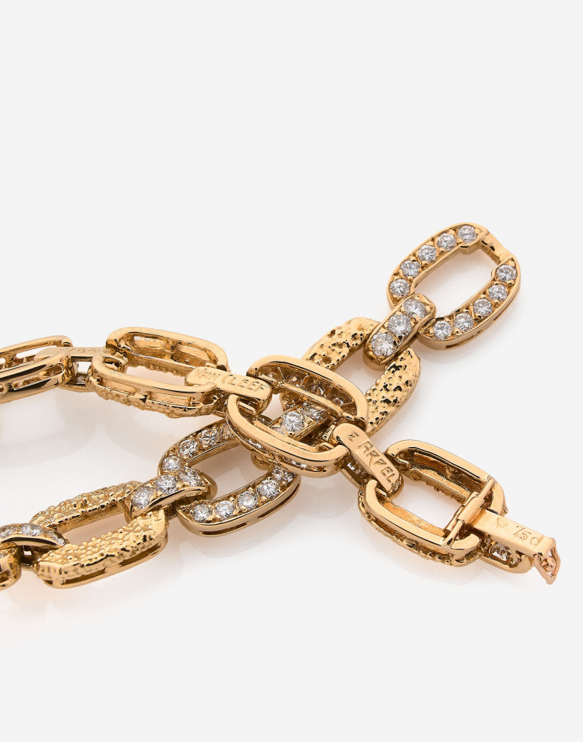 VAN CLEEF & ARPELS Bracelet en or et diamants A diamond and engraved gold bracelet