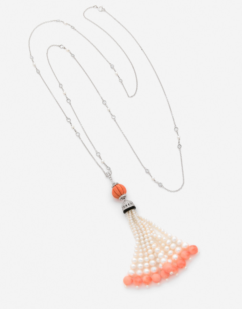 Sautoir en or, diamants, corail, perles et topazes A diamond, coral, pearl, topaz and gold long necklace