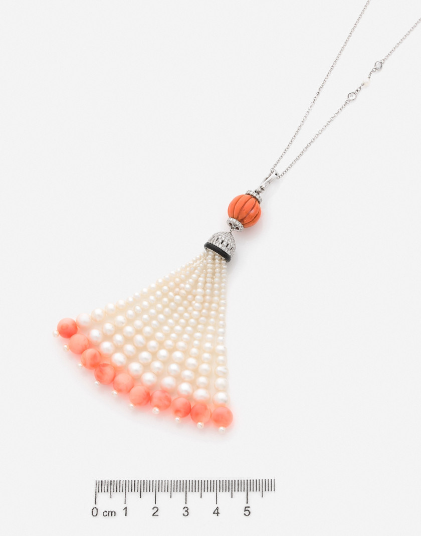 Sautoir en or, diamants, corail, perles et topazes A diamond, coral, pearl, topaz and gold long necklace