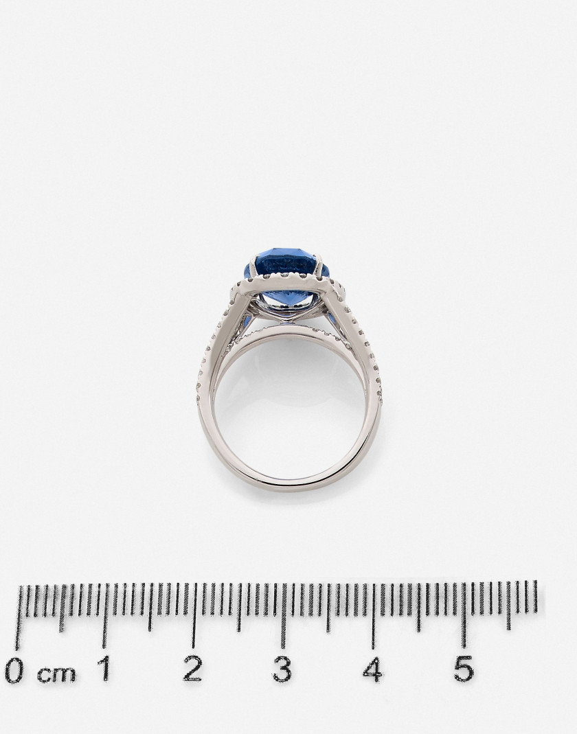 Bague en or, diamants et saphir 5.40 ct (AIG & CGL: Sri Lanka, non chauffé) A 5.40 ct sapphire (AIG & CGL: Sri Lanka, no heat), diamon