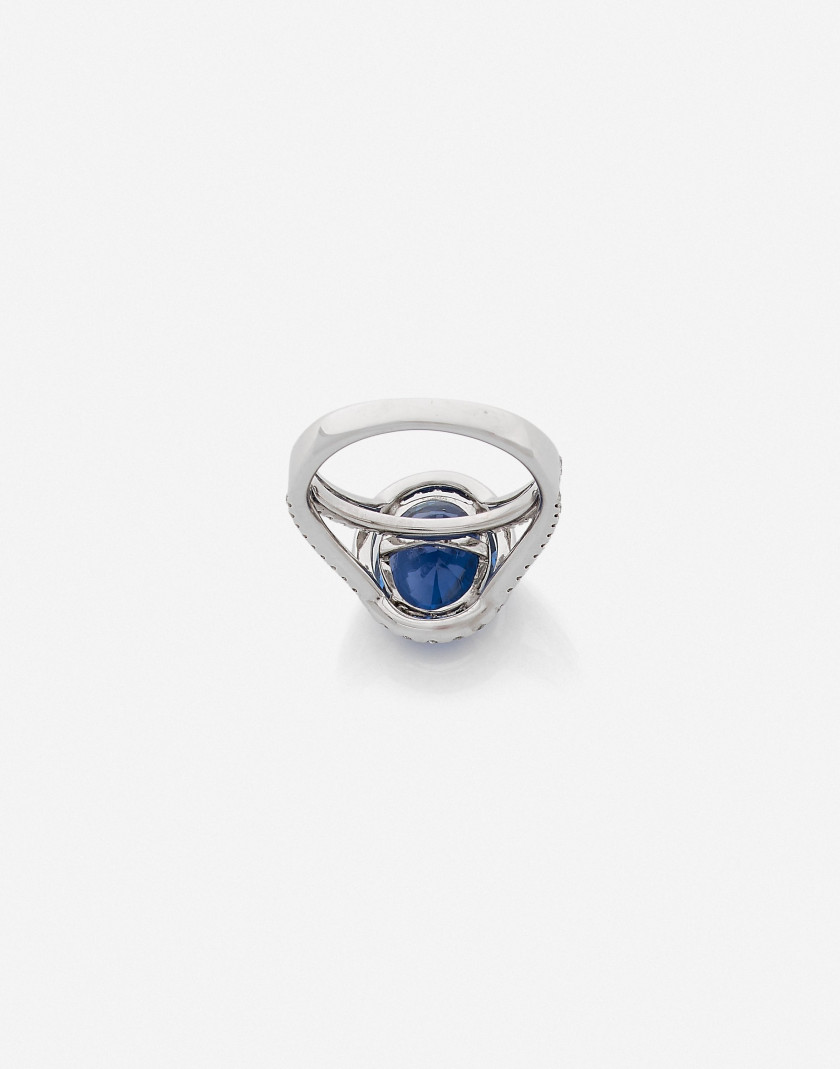 Bague en or, diamants et saphir 5.40 ct (AIG & CGL: Sri Lanka, non chauffé) A 5.40 ct sapphire (AIG & CGL: Sri Lanka, no heat), diamon