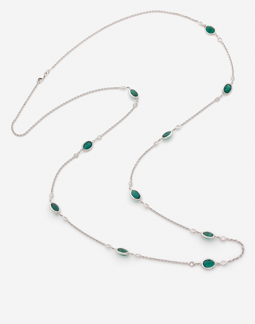 Sautoir en or, diamants et emerald An emerald, diamond and gold long necklace