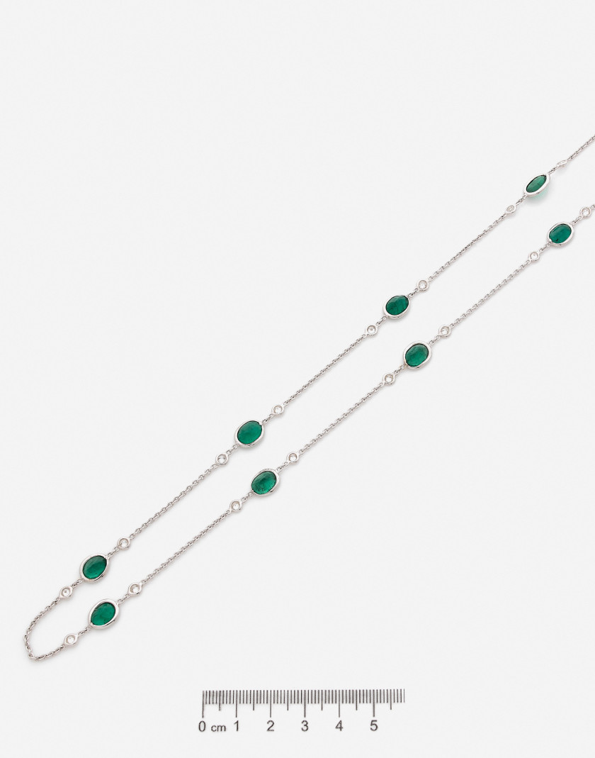 Sautoir en or, diamants et emerald An emerald, diamond and gold long necklace