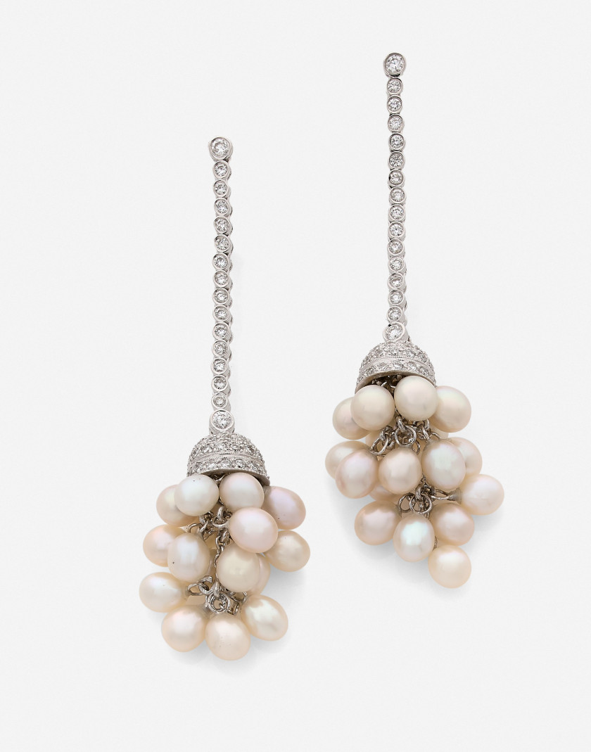 Pendants d'oreilles en or, diamants et perles de culture  A pair of diamond, cultured pearl and gold ear pendants