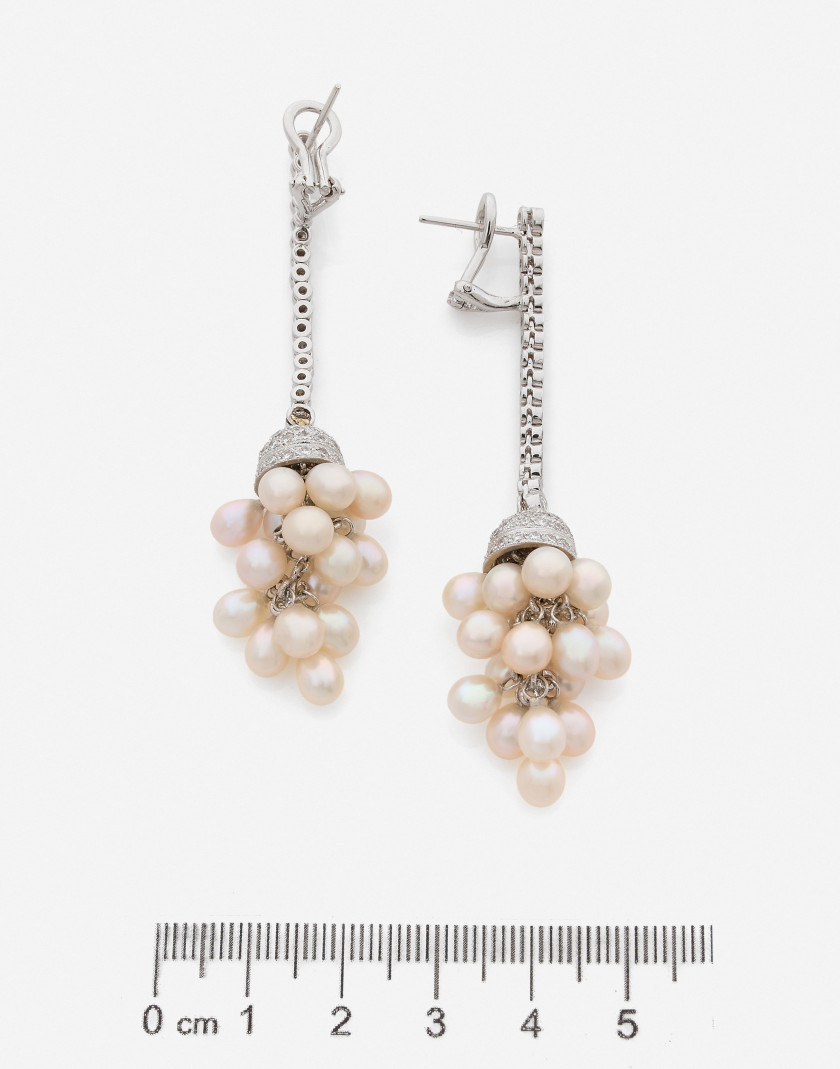 Pendants d'oreilles en or, diamants et perles de culture  A pair of diamond, cultured pearl and gold ear pendants