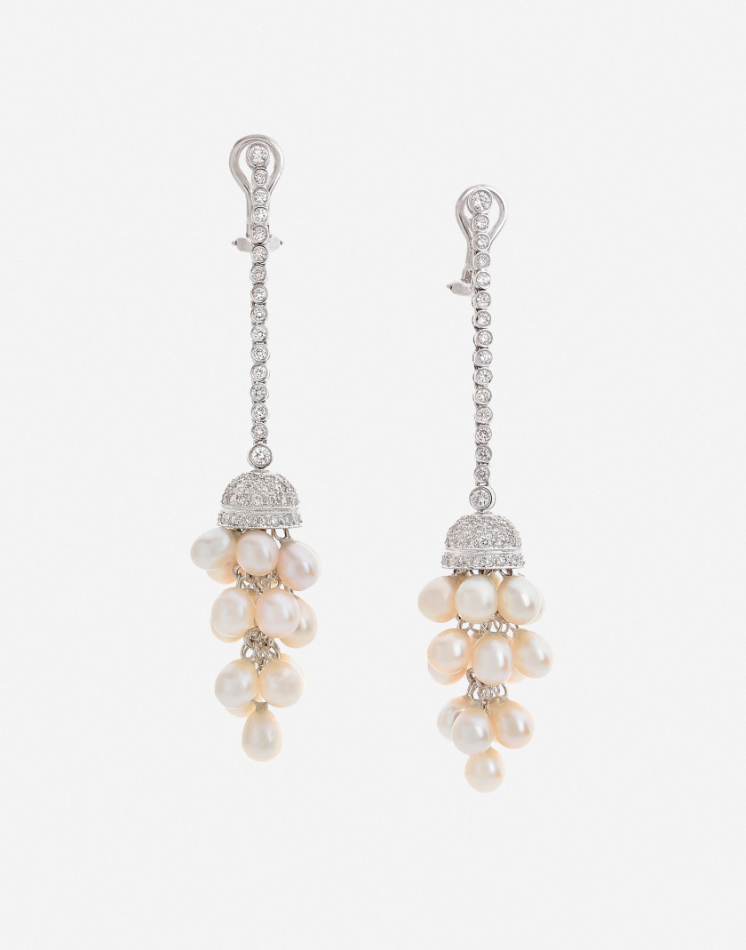 Pendants d'oreilles en or, diamants et perles de culture  A pair of diamond, cultured pearl and gold ear pendants