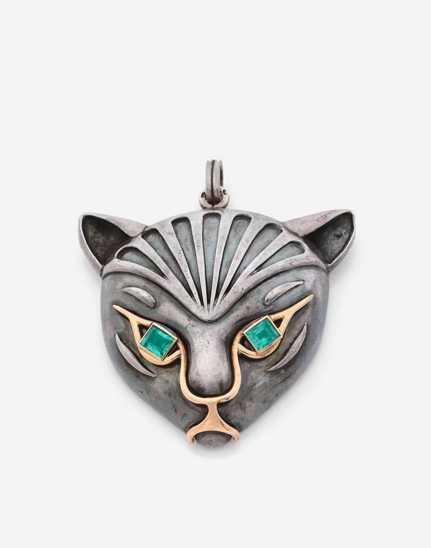 René BOIVIN Pendentif "Chat" argent, or et émeraudes, v. 1965, Certificat Cailles Salit  A silver, gold and emerald "cat" pendant, ca