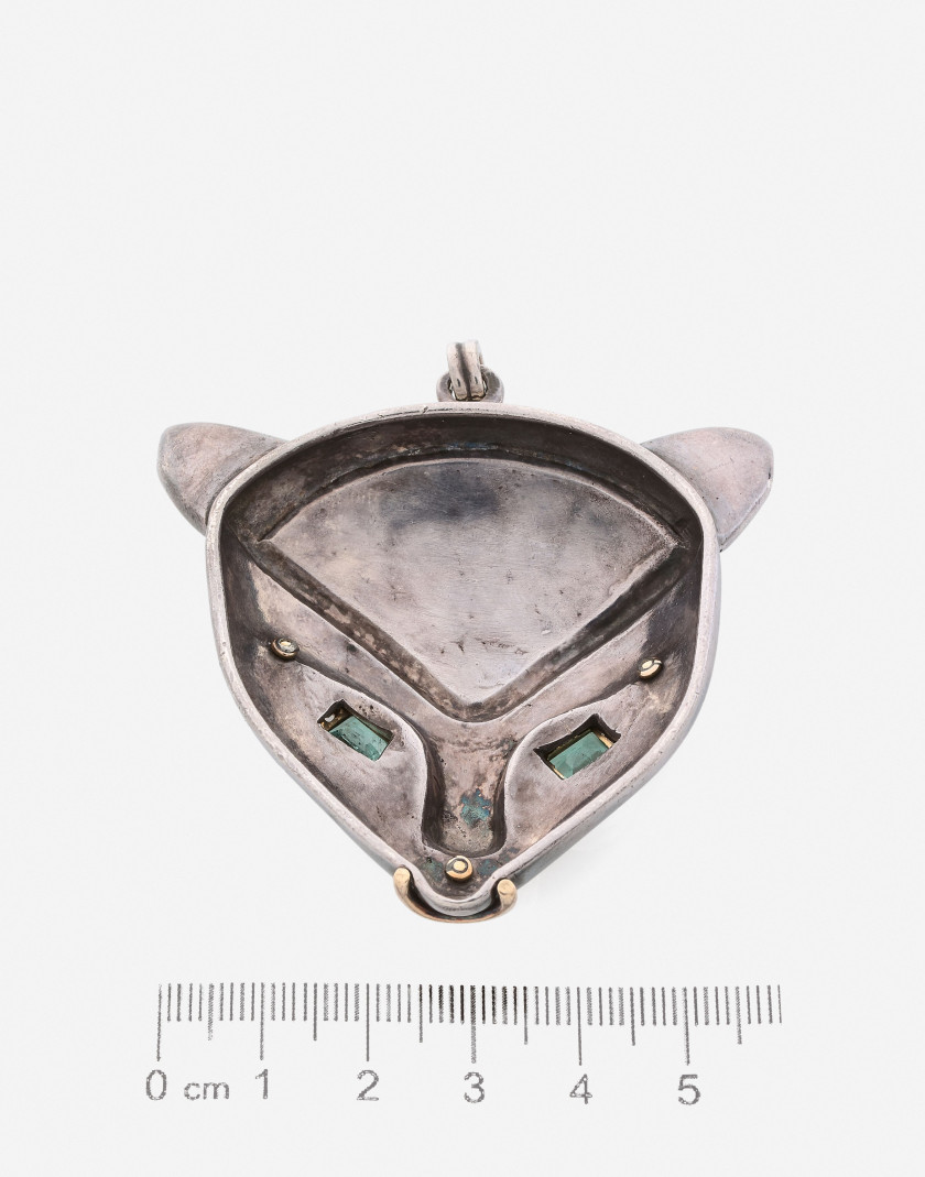 René BOIVIN Pendentif "Chat" argent, or et émeraudes, v. 1965, Certificat Cailles Salit  A silver, gold and emerald "cat" pendant, ca