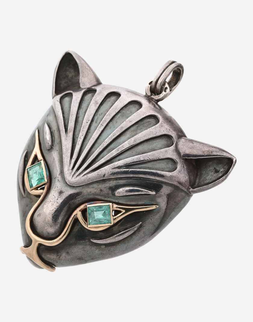 René BOIVIN Pendentif "Chat" argent, or et émeraudes, v. 1965, Certificat Cailles Salit  A silver, gold and emerald "cat" pendant, ca