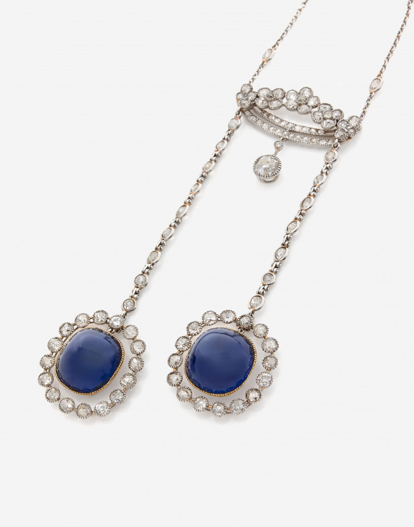 Collier négligé or, diamants, saphirs env. 12 et 15 cts, deb. An approx. 15 and 12 ct sapphire, diamond and gold necklace, beg. of 20t